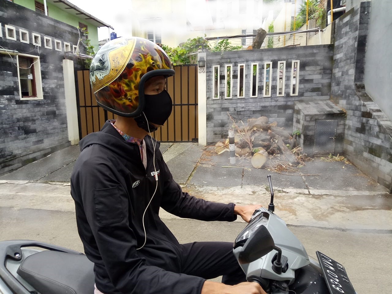 Mengapa Dilarang Menggunakan Headset Saat Mengendari Motor? Ini Alasannya