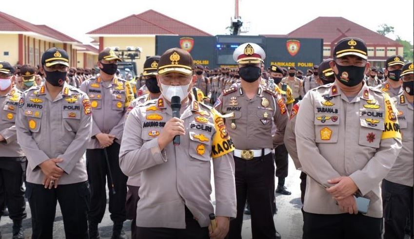 Penjemputan 455 Warga Pekanbaru Positif Covid-19 Dikawal 220 Personel Polda Riau