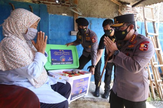 Bansos dan Beras &quot;Ditebar&quot; Panglima TNI &amp; Kapolri di Banten