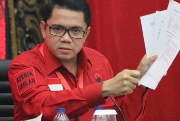 Arteria Dahlan : Rangkap Jabatan Rektor UI Langgar Aturan