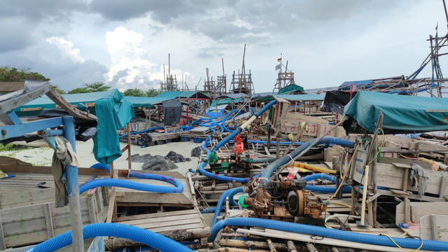 Seratus Ponton Timah IlegalDiamankan di Laut Babel