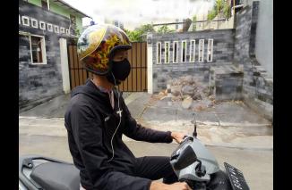 Mengapa Dilarang Menggunakan Headset Saat Mengendari Motor? Ini Alasannya