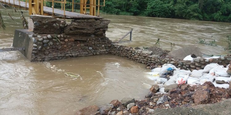 Dihajar Banjir, Jembatan Muhara Lebak Patah Dua