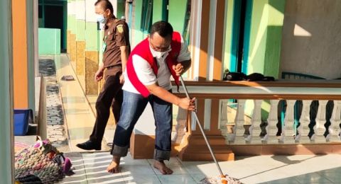 Langgar Prokes, Wabup Lampung Tengah Divonis Bersihkan Masjid