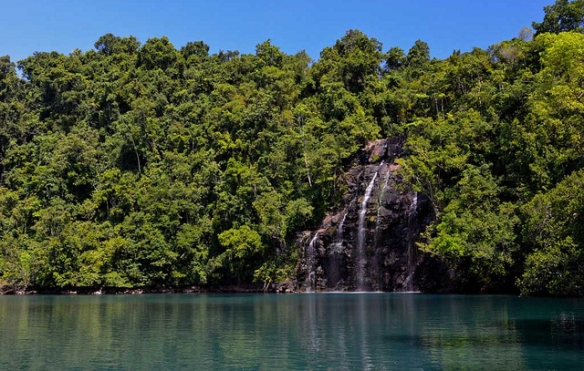 Cantiknya Kahatola, Air Terjun di Tebing Batu Halmahera Barat