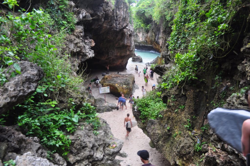 Pantai Suluban, Pantai Eksotis dengan Pesona Batu Karang nan Memukau