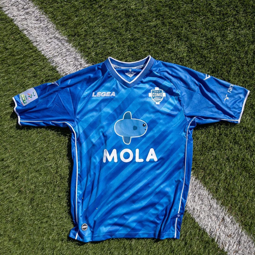 Hebat, Jersey Utama Como 1907 Disponsori MOLA