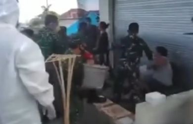 Gegara Swab Acak, TNI &amp; Warga Bentrok di Buleleng