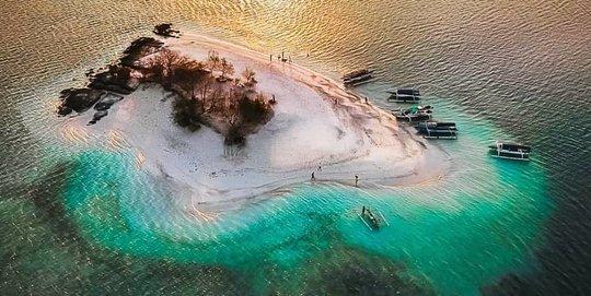 Pulau Pasir di Tengah Laut Lombok nan Mempesona