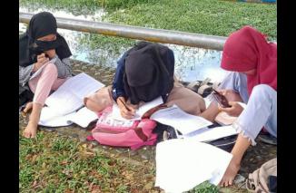 Demi Sinyal Internet, Siswa di Bengkulu Terpaksa Belajar di Tepi Sungai