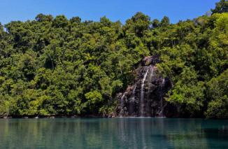 Cantiknya Kahatola, Air Terjun di Tebing Batu Halmahera Barat