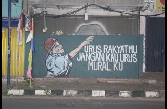 Mural Bertuliskan'Urus Rakyatmu Jangan Kau Urus Muralku' Nongol di Karawang