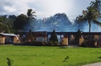 Buntut Penembakan Fredrik Sem, Massa Bakar Polsek Nimboran, Papua