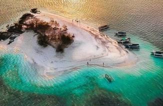 Pulau Pasir di Tengah Laut Lombok nan Mempesona