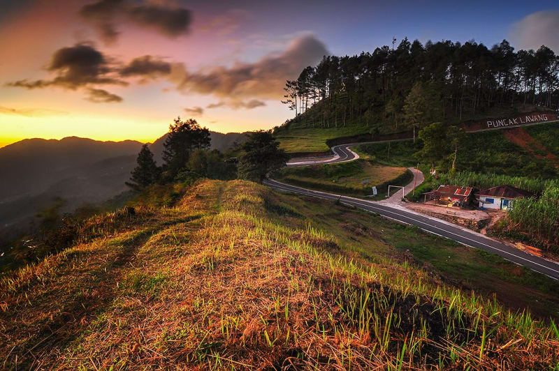 Pesona Danau Maninjau di Ketinggian Puncak Lawang