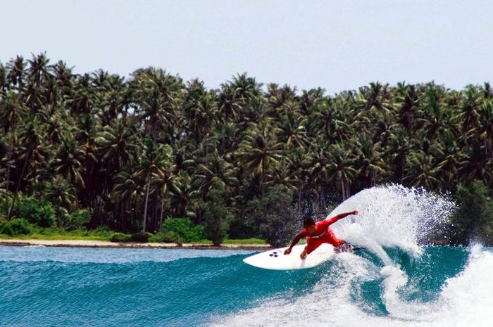 Berselancar di Pulau Nias, Pantai Sorake Layak Dicoba