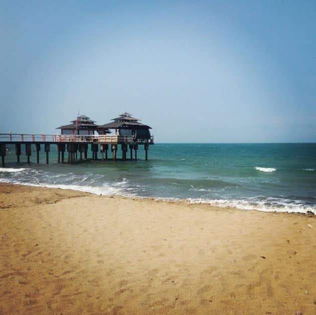 Usir Bosan di Deburan Ombak Pantai Sambolo