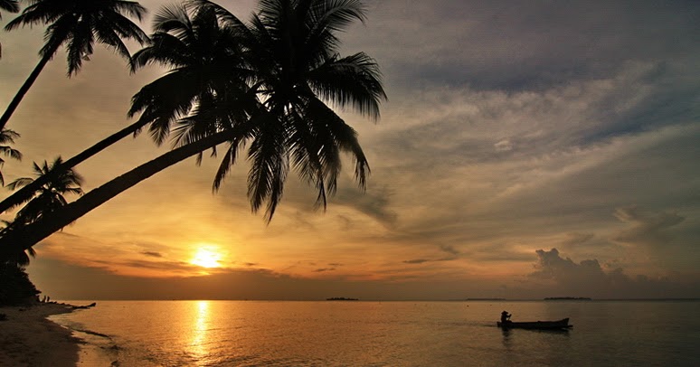 Amboi, Golden Sunset di Pantai Ujung Gelam nan Menawan