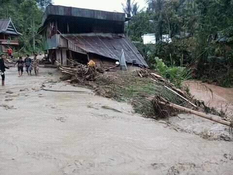 Banjir Seret Puluhan Rumah di Mamasa