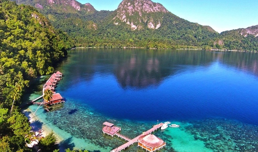 Lupakan Beban  dengan Pesona Pantai Ora