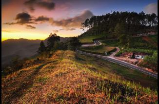 Pesona Danau Maninjau di Ketinggian Puncak Lawang