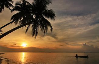 Amboi, Golden Sunset di Pantai Ujung Gelam nan Menawan