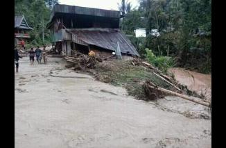 Banjir Seret Puluhan Rumah di Mamasa