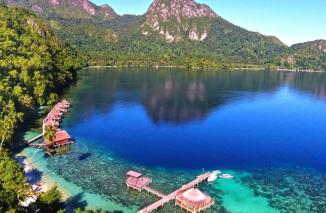 Lupakan Beban  dengan Pesona Pantai Ora