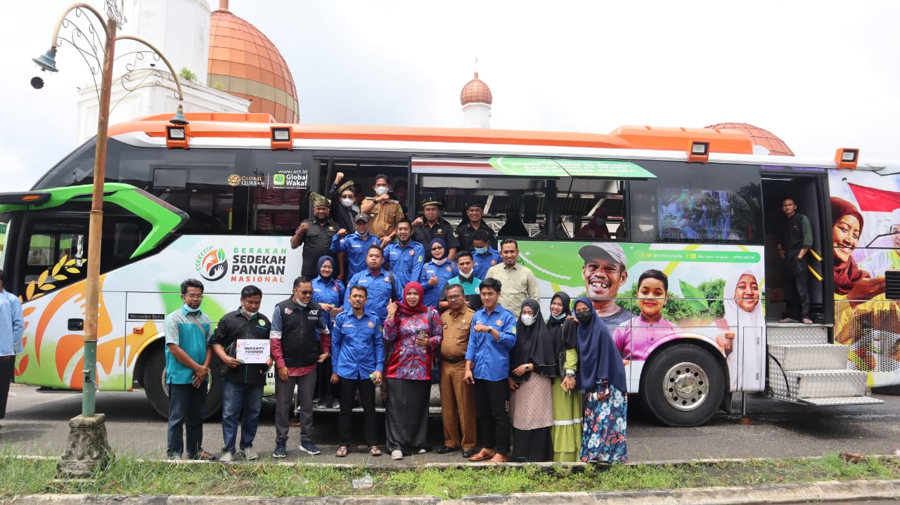 Food Bus ACT Bagikan 1.300 Paket Makanan untuk Rohil &amp; Dumai