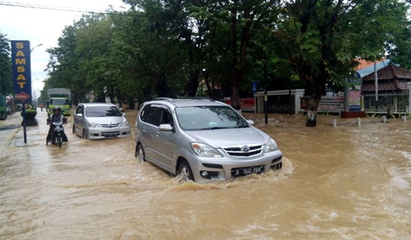 Mobil Anda Mogok Seteleh Menerjang Banjir? Begini Cara Mengatasinya