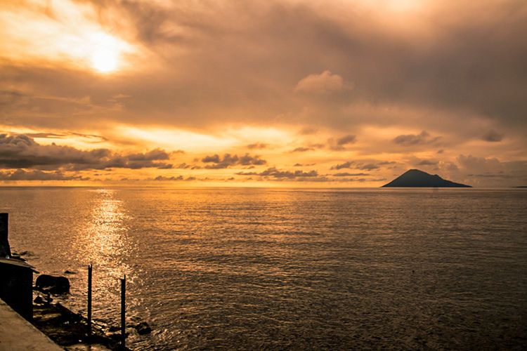 Melayang di Keindahan Pantai Malalayang Manado