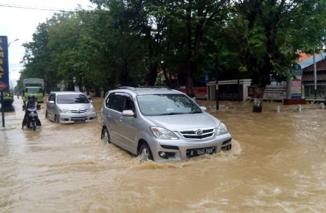 Mobil Anda Mogok Seteleh Menerjang Banjir? Begini Cara Mengatasinya