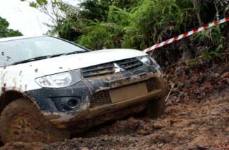 Ban Mobil Anda Terjebak di Pasir atau Lumpur? Begini Cara Mengatasinya