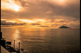 Melayang di Keindahan Pantai Malalayang Manado