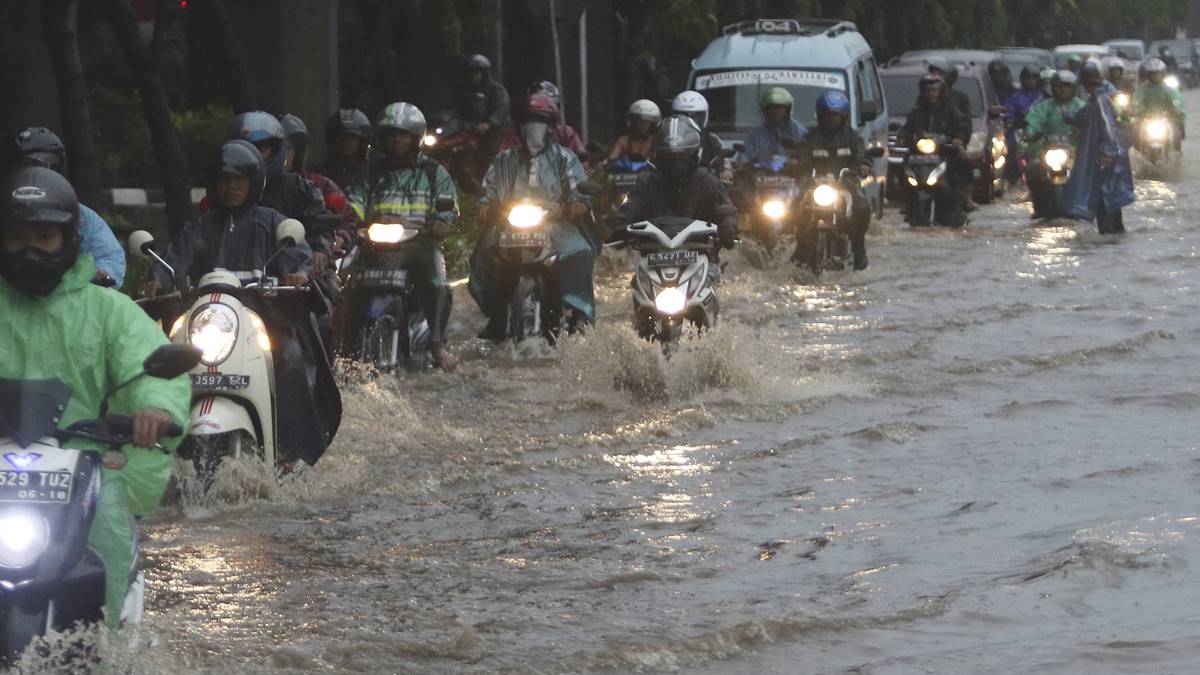 Motor Anda Terpaksa Terobos Banjir? Gak Usah Khawatir, Ikuti 8 Tips Aman Berikut