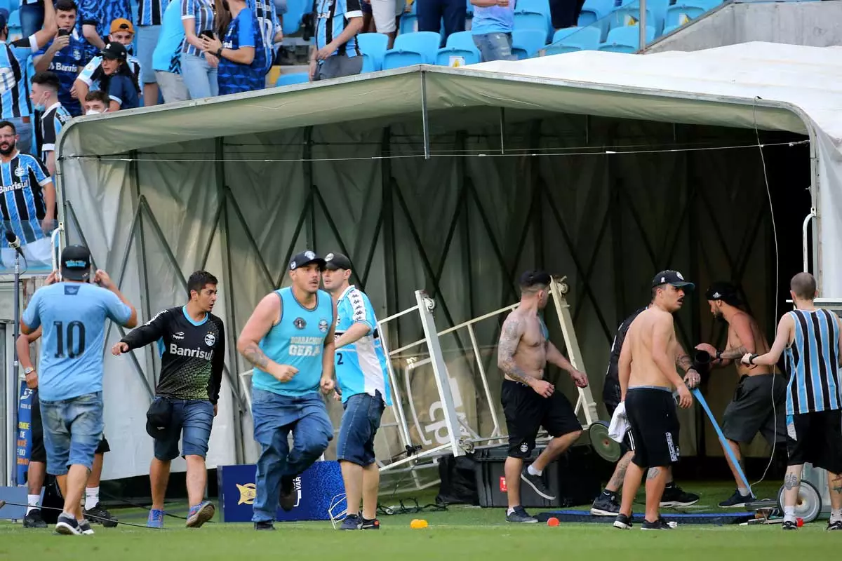 Protes VAR, Pendukung Gremio Geruduk Lapangan