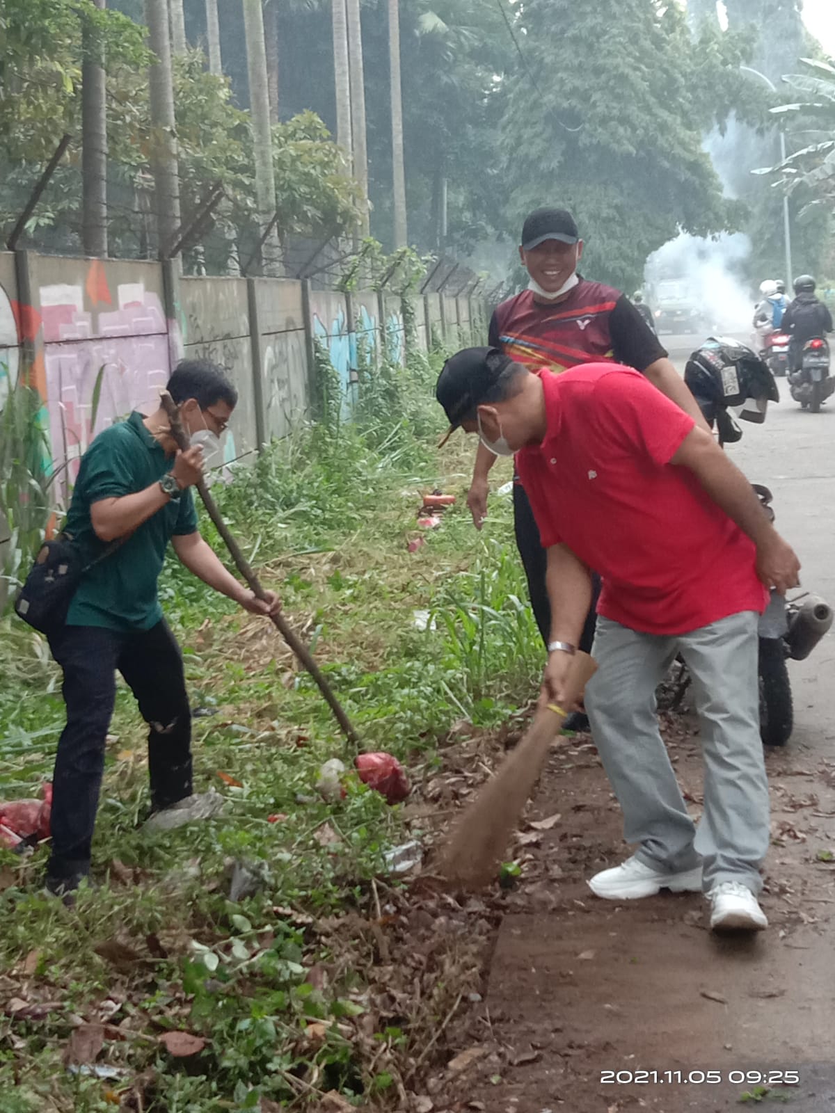 Ciptakan Leuwinanggung Bersih, Pak Lurah Pun Ikut Nyapu