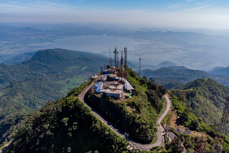 Pesona Gunung Telomoyo, Berkendara dari Kaki Hingga Puncak