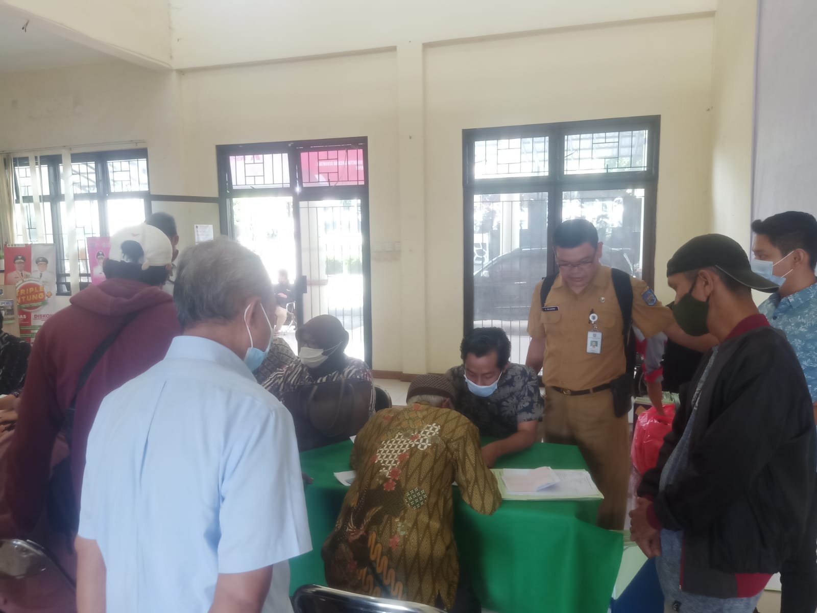 100 Warga Kelurahan Leuwinanggung Terima Kompensasi ROW SUTT