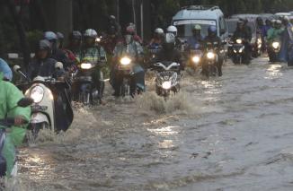 Motor Anda Terpaksa Terobos Banjir? Gak Usah Khawatir, Ikuti 8 Tips Aman Berikut