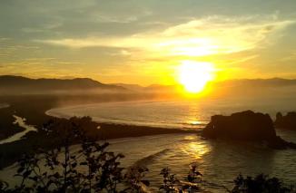 Romantisnya Teluk Cinta Pantai Payangan Jember