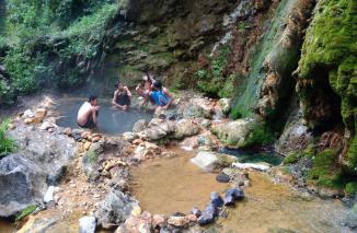 Goa Susu dan Kolam Air Panas, Nan Tersembunyi dalam Kesunyian Rinjani