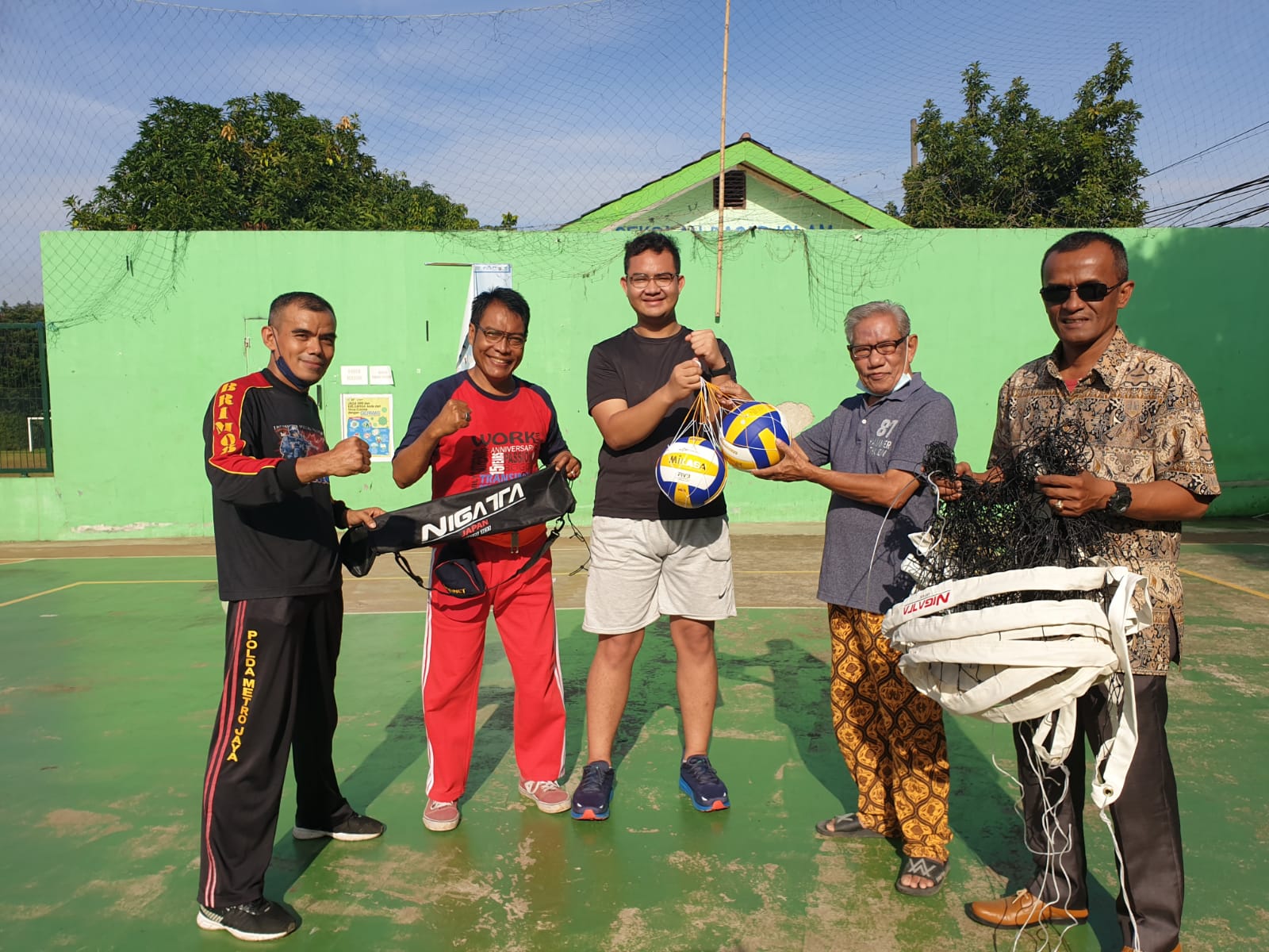 Semarakkan Olahraga Volly, Ketua Pemuda IKM Jagakarsa Sumbang Bola dan Net