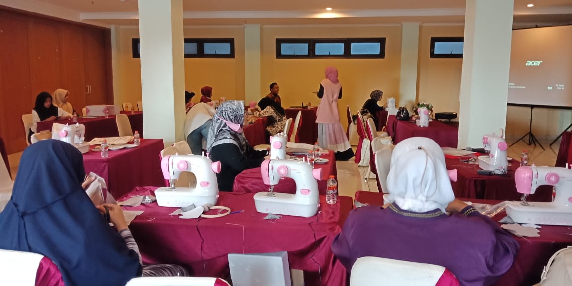 Pelatihan Menjahit Lengkap Ala Jatijajar, Peserta Dapat Ilmu Plus Mesin Jahit