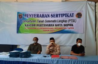 Berkah di Akhir Tahun, Ribuan Warga Leuwinanggung Terima Sertifikat