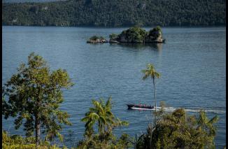 Danau Kamaka Pesona di Belantara Papua