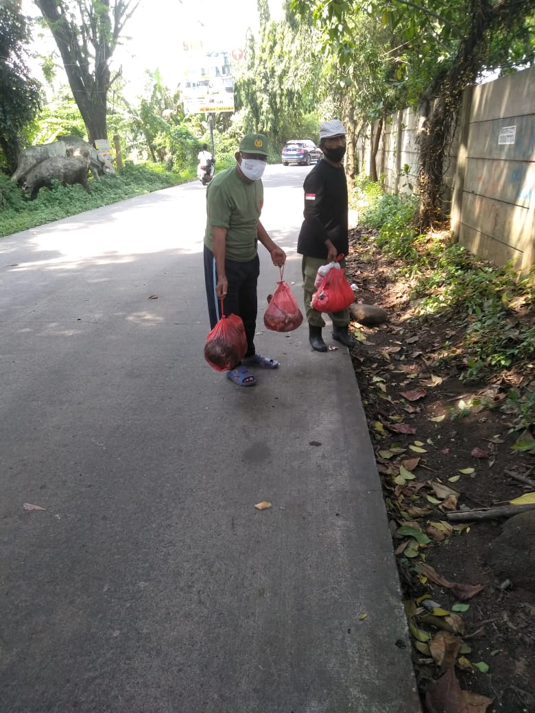 Ciptakan Leuwinanggung Bersih, Personil Linmas Diberdayakan Pungut Sampah