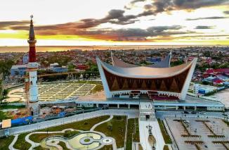 Mahyeldi Instruksikan Optimalisasi Fasilitas & Layanan Masjid Raya Sumbar