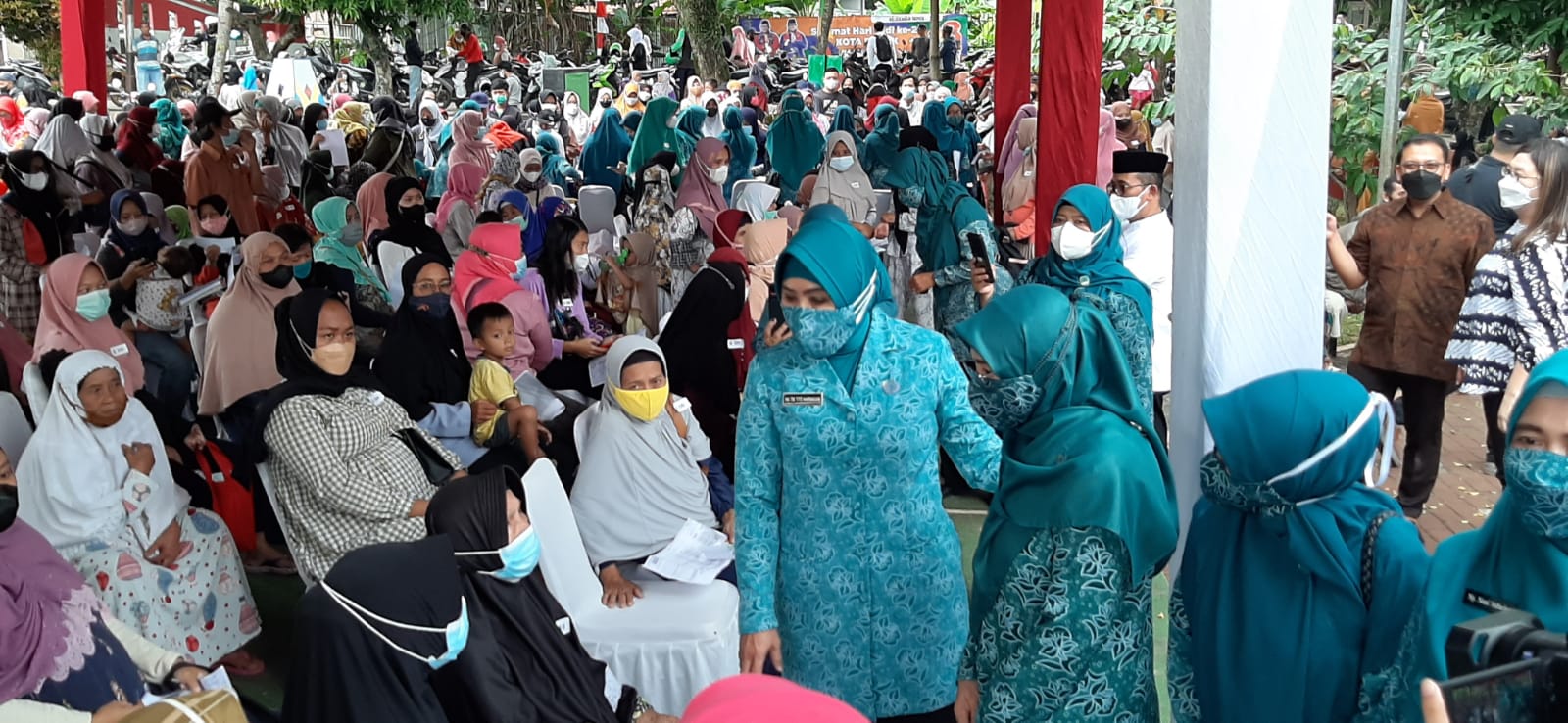 Pasar Murah bagi Masyarakat Rentan Digelar TP PKK Pusat di Kecamatan Tapos