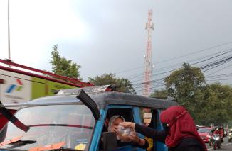 Berbagi Takjil Bersama UMKM Jatijajar